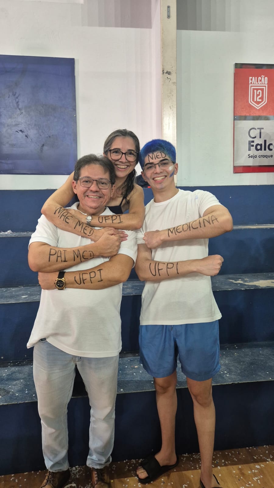 Guilherme Cerqueira celebrando sua aprovação em Medicina na UFPI ao lado da família